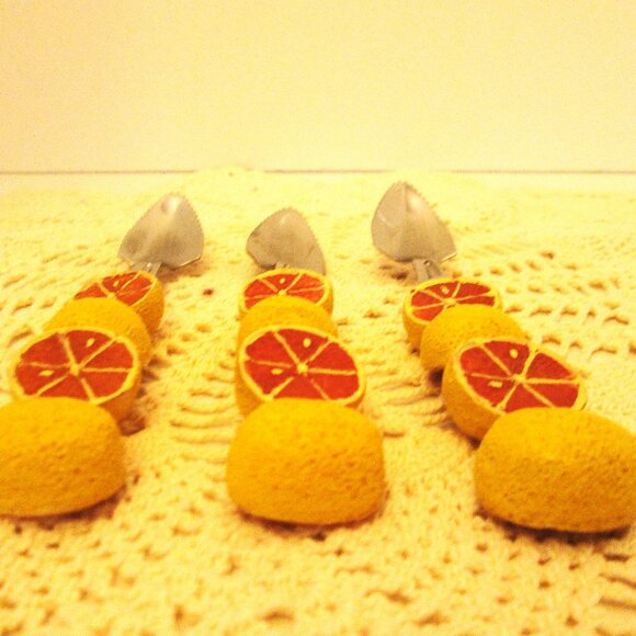 Vintage orange & yellow Boston Warehouse stainless steel grapefruit spoons - Picture 5 of 5